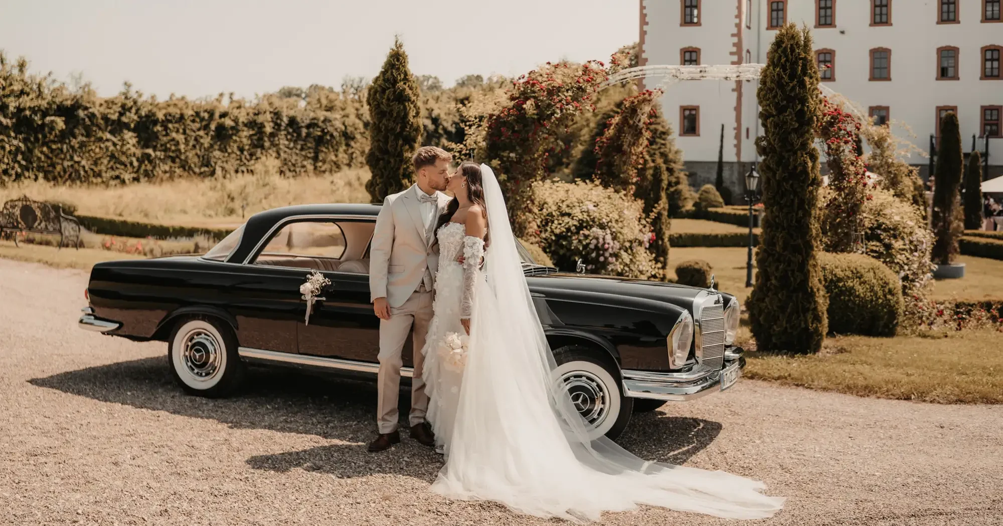 Mercedes Oldtimer Hochzeitsauto mit Chauffeur in der Region Würzburg & Schweinfurt | Mainfranken - Foto: Laura Schraudner Fotografie

