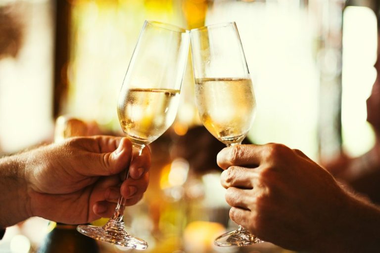 Mercedes Oldtimer mit Chauffeur mieten – exklusives Hochzeitsauto für Ihre perfekte Traumhochzeit in Würzburg oder Schweinfurt